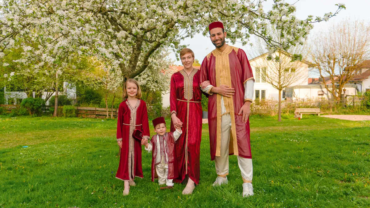 Morocco Private Tours memento morocco family with morocccan dresses in a garden